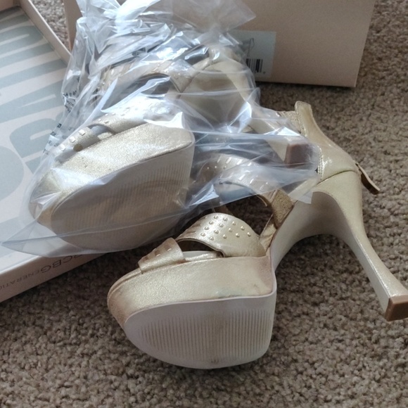 BCBGeneration Maddison gold sandals size 5.5M - Picture 2 of 8